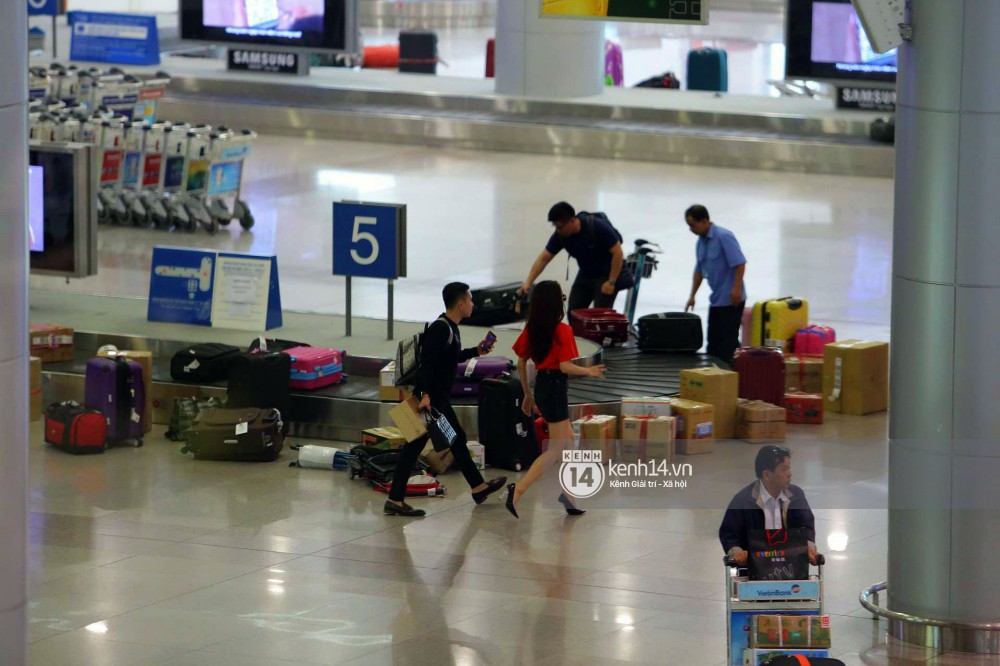 Hương Giang diện Áo dài đỏ rực rỡ, được truyền thông và người hâm mộ vây kín tại sân bay